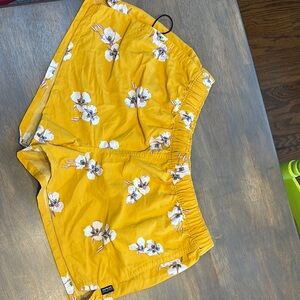 Patagonia Floral Yellow Women's Shorts size Large